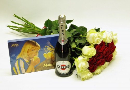 Kimp 10 punase ja 10 valge roosiga + Martini ASTI + Maiuspala