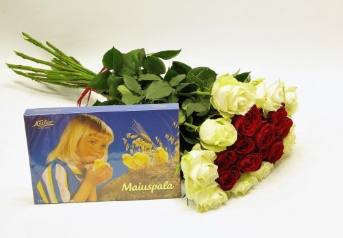 Kimp 10 punase ja 10 valge roosiga+ Maiuspala